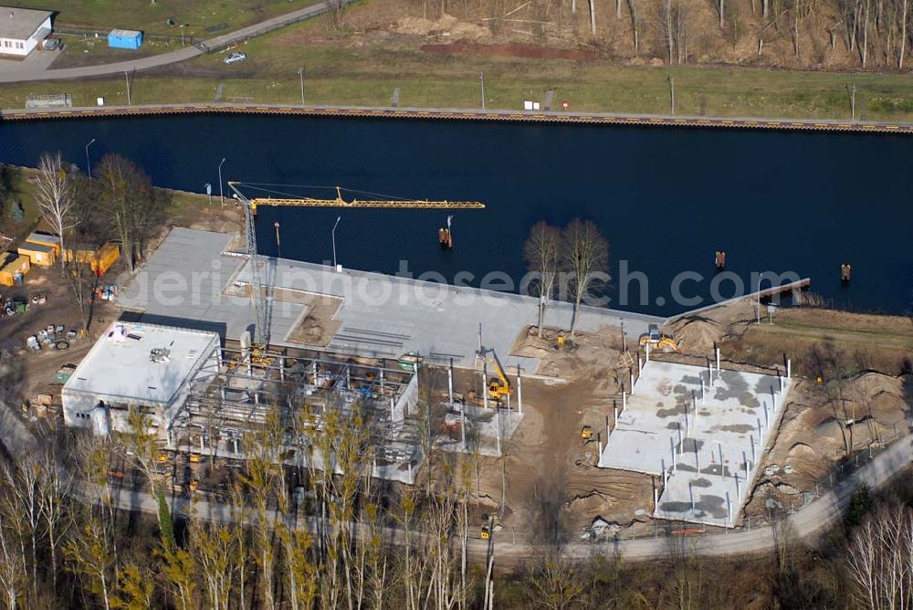 Niederfinow from above - Blick auf derzeitige Wartungsarbeiten am Schiffshebewerk Niederfinow mit trockengelegter Kanalbrücke. Das Schiffshebewerk an der Oder-Havel-Wasserstraße ist wegenWartungsarbeiten gesperrt worden. Dieses Jahr dauert die Sperrung bis zum 31. März und damit zwölf statt sechs Wochen, da der Korrosionsschutz an der Kanalbrücke erneuert werden muss. Die Arbeiten finden in 40 Metern Höhe statt und kosten 3,1 Millionen Euro. Der Schiffsfahrstuhl gilt als Engpass auf dem Wasserweg zwischen Berlin und dem Ostseehafen Stettin (Szczecin). Darum ist ein Neubau in Planung, der in voraussichtlich fünf Jahren fertig gestellt sein wird. Das alte Schiffshebewerk hat noch eine so genannte nominale Restnutzungsdauer bis zum Jahr 2025 und bleibt nach dem Neubau des Schiffshebewerkes Niederfinow Nord betriebsbereit erhalten. Das Schiffshebewerk zieht jährlich zwischen 200 000 und 300 000 Besucher an.