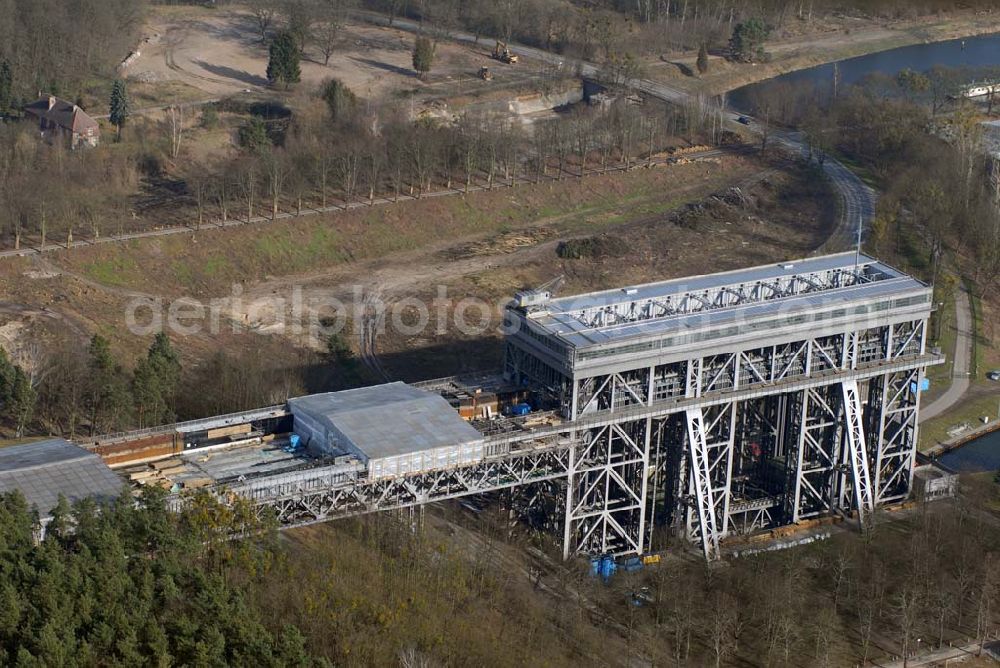 Niederfinow from the bird's eye view: Blick auf derzeitige Wartungsarbeiten am Schiffshebewerk Niederfinow mit trockengelegter Kanalbrücke. Das Schiffshebewerk an der Oder-Havel-Wasserstraße ist wegenWartungsarbeiten gesperrt worden. Dieses Jahr dauert die Sperrung bis zum 31. März und damit zwölf statt sechs Wochen, da der Korrosionsschutz an der Kanalbrücke erneuert werden muss. Die Arbeiten finden in 40 Metern Höhe statt und kosten 3,1 Millionen Euro. Der Schiffsfahrstuhl gilt als Engpass auf dem Wasserweg zwischen Berlin und dem Ostseehafen Stettin (Szczecin). Darum ist ein Neubau in Planung, der in voraussichtlich fünf Jahren fertig gestellt sein wird. Das alte Schiffshebewerk hat noch eine so genannte nominale Restnutzungsdauer bis zum Jahr 2025 und bleibt nach dem Neubau des Schiffshebewerkes Niederfinow Nord betriebsbereit erhalten. Das Schiffshebewerk zieht jährlich zwischen 200 000 und 300 000 Besucher an.