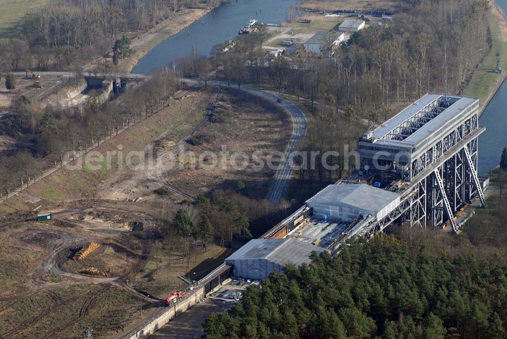 Aerial image Niederfinow - Blick auf derzeitige Wartungsarbeiten am Schiffshebewerk Niederfinow mit trockengelegter Kanalbrücke. Das Schiffshebewerk an der Oder-Havel-Wasserstraße ist wegenWartungsarbeiten gesperrt worden. Dieses Jahr dauert die Sperrung bis zum 31. März und damit zwölf statt sechs Wochen, da der Korrosionsschutz an der Kanalbrücke erneuert werden muss. Die Arbeiten finden in 40 Metern Höhe statt und kosten 3,1 Millionen Euro. Der Schiffsfahrstuhl gilt als Engpass auf dem Wasserweg zwischen Berlin und dem Ostseehafen Stettin (Szczecin). Darum ist ein Neubau in Planung, der in voraussichtlich fünf Jahren fertig gestellt sein wird. Das alte Schiffshebewerk hat noch eine so genannte nominale Restnutzungsdauer bis zum Jahr 2025 und bleibt nach dem Neubau des Schiffshebewerkes Niederfinow Nord betriebsbereit erhalten. Das Schiffshebewerk zieht jährlich zwischen 200 000 und 300 000 Besucher an.