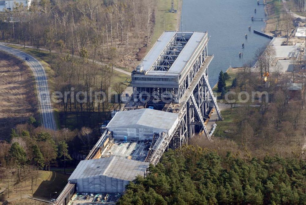 Aerial photograph Niederfinow - Blick auf derzeitige Wartungsarbeiten am Schiffshebewerk Niederfinow mit trockengelegter Kanalbrücke. Das Schiffshebewerk an der Oder-Havel-Wasserstraße ist wegenWartungsarbeiten gesperrt worden. Dieses Jahr dauert die Sperrung bis zum 31. März und damit zwölf statt sechs Wochen, da der Korrosionsschutz an der Kanalbrücke erneuert werden muss. Die Arbeiten finden in 40 Metern Höhe statt und kosten 3,1 Millionen Euro. Der Schiffsfahrstuhl gilt als Engpass auf dem Wasserweg zwischen Berlin und dem Ostseehafen Stettin (Szczecin). Darum ist ein Neubau in Planung, der in voraussichtlich fünf Jahren fertig gestellt sein wird. Das alte Schiffshebewerk hat noch eine so genannte nominale Restnutzungsdauer bis zum Jahr 2025 und bleibt nach dem Neubau des Schiffshebewerkes Niederfinow Nord betriebsbereit erhalten. Das Schiffshebewerk zieht jährlich zwischen 200 000 und 300 000 Besucher an.