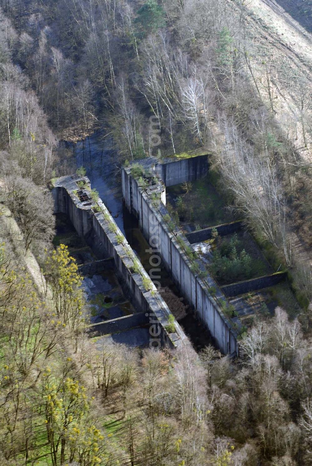 Niederfinow from above - Blick auf derzeitige Wartungsarbeiten am Schiffshebewerk Niederfinow mit trockengelegter Kanalbrücke. Das Schiffshebewerk an der Oder-Havel-Wasserstraße ist wegenWartungsarbeiten gesperrt worden. Dieses Jahr dauert die Sperrung bis zum 31. März und damit zwölf statt sechs Wochen, da der Korrosionsschutz an der Kanalbrücke erneuert werden muss. Die Arbeiten finden in 40 Metern Höhe statt und kosten 3,1 Millionen Euro. Der Schiffsfahrstuhl gilt als Engpass auf dem Wasserweg zwischen Berlin und dem Ostseehafen Stettin (Szczecin). Darum ist ein Neubau in Planung, der in voraussichtlich fünf Jahren fertig gestellt sein wird. Das alte Schiffshebewerk hat noch eine so genannte nominale Restnutzungsdauer bis zum Jahr 2025 und bleibt nach dem Neubau des Schiffshebewerkes Niederfinow Nord betriebsbereit erhalten. Das Schiffshebewerk zieht jährlich zwischen 200 000 und 300 000 Besucher an.