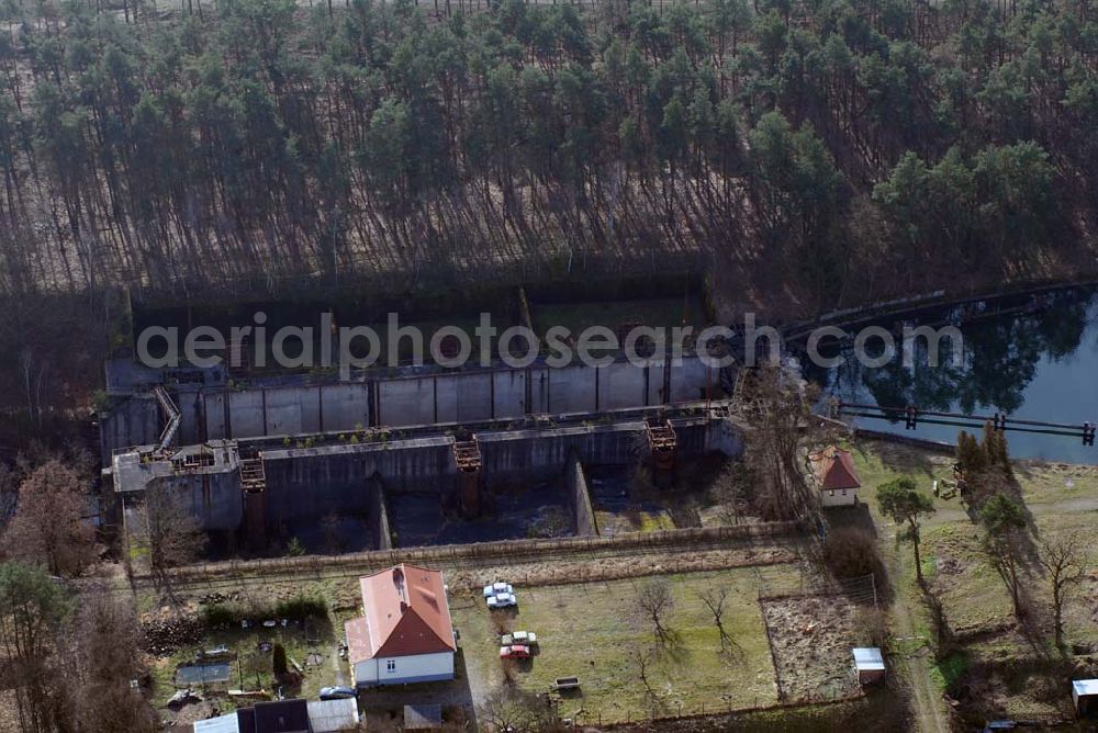 Niederfinow from the bird's eye view: Blick auf derzeitige Wartungsarbeiten am Schiffshebewerk Niederfinow mit trockengelegter Kanalbrücke. Das Schiffshebewerk an der Oder-Havel-Wasserstraße ist wegenWartungsarbeiten gesperrt worden. Dieses Jahr dauert die Sperrung bis zum 31. März und damit zwölf statt sechs Wochen, da der Korrosionsschutz an der Kanalbrücke erneuert werden muss. Die Arbeiten finden in 40 Metern Höhe statt und kosten 3,1 Millionen Euro. Der Schiffsfahrstuhl gilt als Engpass auf dem Wasserweg zwischen Berlin und dem Ostseehafen Stettin (Szczecin). Darum ist ein Neubau in Planung, der in voraussichtlich fünf Jahren fertig gestellt sein wird. Das alte Schiffshebewerk hat noch eine so genannte nominale Restnutzungsdauer bis zum Jahr 2025 und bleibt nach dem Neubau des Schiffshebewerkes Niederfinow Nord betriebsbereit erhalten. Das Schiffshebewerk zieht jährlich zwischen 200 000 und 300 000 Besucher an.