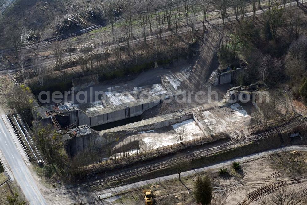 Aerial image Niederfinow - Blick auf derzeitige Wartungsarbeiten am Schiffshebewerk Niederfinow mit trockengelegter Kanalbrücke. Das Schiffshebewerk an der Oder-Havel-Wasserstraße ist wegenWartungsarbeiten gesperrt worden. Dieses Jahr dauert die Sperrung bis zum 31. März und damit zwölf statt sechs Wochen, da der Korrosionsschutz an der Kanalbrücke erneuert werden muss. Die Arbeiten finden in 40 Metern Höhe statt und kosten 3,1 Millionen Euro. Der Schiffsfahrstuhl gilt als Engpass auf dem Wasserweg zwischen Berlin und dem Ostseehafen Stettin (Szczecin). Darum ist ein Neubau in Planung, der in voraussichtlich fünf Jahren fertig gestellt sein wird. Das alte Schiffshebewerk hat noch eine so genannte nominale Restnutzungsdauer bis zum Jahr 2025 und bleibt nach dem Neubau des Schiffshebewerkes Niederfinow Nord betriebsbereit erhalten. Das Schiffshebewerk zieht jährlich zwischen 200 000 und 300 000 Besucher an.