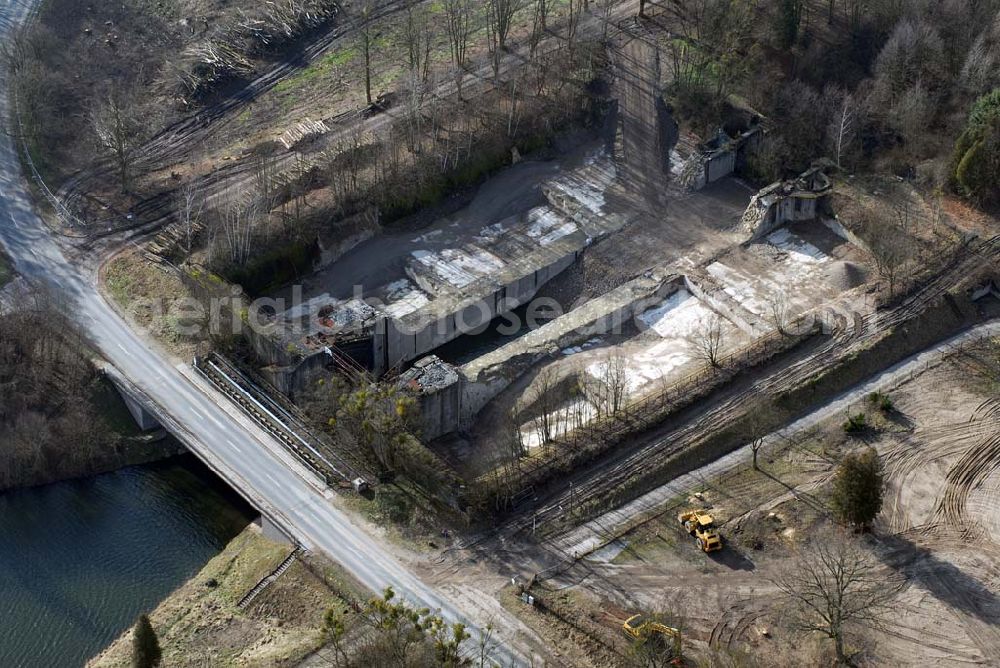 Aerial photograph Niederfinow - Blick auf derzeitige Wartungsarbeiten am Schiffshebewerk Niederfinow mit trockengelegter Kanalbrücke. Das Schiffshebewerk an der Oder-Havel-Wasserstraße ist wegenWartungsarbeiten gesperrt worden. Dieses Jahr dauert die Sperrung bis zum 31. März und damit zwölf statt sechs Wochen, da der Korrosionsschutz an der Kanalbrücke erneuert werden muss. Die Arbeiten finden in 40 Metern Höhe statt und kosten 3,1 Millionen Euro. Der Schiffsfahrstuhl gilt als Engpass auf dem Wasserweg zwischen Berlin und dem Ostseehafen Stettin (Szczecin). Darum ist ein Neubau in Planung, der in voraussichtlich fünf Jahren fertig gestellt sein wird. Das alte Schiffshebewerk hat noch eine so genannte nominale Restnutzungsdauer bis zum Jahr 2025 und bleibt nach dem Neubau des Schiffshebewerkes Niederfinow Nord betriebsbereit erhalten. Das Schiffshebewerk zieht jährlich zwischen 200 000 und 300 000 Besucher an.