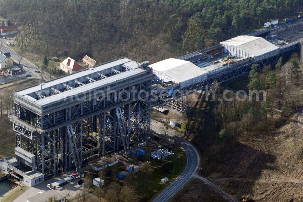 Niederfinow from above - Blick auf derzeitige Wartungsarbeiten am Schiffshebewerk Niederfinow mit trockengelegter Kanalbrücke. Das Schiffshebewerk an der Oder-Havel-Wasserstraße ist wegenWartungsarbeiten gesperrt worden. Dieses Jahr dauert die Sperrung bis zum 31. März und damit zwölf statt sechs Wochen, da der Korrosionsschutz an der Kanalbrücke erneuert werden muss. Die Arbeiten finden in 40 Metern Höhe statt und kosten 3,1 Millionen Euro. Der Schiffsfahrstuhl gilt als Engpass auf dem Wasserweg zwischen Berlin und dem Ostseehafen Stettin (Szczecin). Darum ist ein Neubau in Planung, der in voraussichtlich fünf Jahren fertig gestellt sein wird. Das alte Schiffshebewerk hat noch eine so genannte nominale Restnutzungsdauer bis zum Jahr 2025 und bleibt nach dem Neubau des Schiffshebewerkes Niederfinow Nord betriebsbereit erhalten. Das Schiffshebewerk zieht jährlich zwischen 200 000 und 300 000 Besucher an.