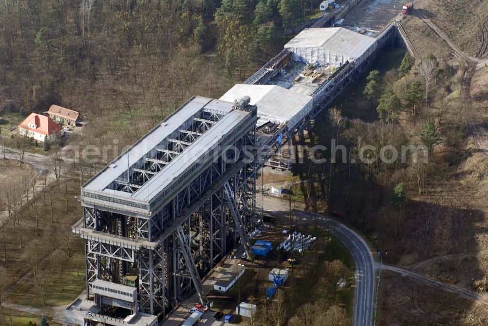 Aerial image Niederfinow - Blick auf derzeitige Wartungsarbeiten am Schiffshebewerk Niederfinow mit trockengelegter Kanalbrücke. Das Schiffshebewerk an der Oder-Havel-Wasserstraße ist wegenWartungsarbeiten gesperrt worden. Dieses Jahr dauert die Sperrung bis zum 31. März und damit zwölf statt sechs Wochen, da der Korrosionsschutz an der Kanalbrücke erneuert werden muss. Die Arbeiten finden in 40 Metern Höhe statt und kosten 3,1 Millionen Euro. Der Schiffsfahrstuhl gilt als Engpass auf dem Wasserweg zwischen Berlin und dem Ostseehafen Stettin (Szczecin). Darum ist ein Neubau in Planung, der in voraussichtlich fünf Jahren fertig gestellt sein wird. Das alte Schiffshebewerk hat noch eine so genannte nominale Restnutzungsdauer bis zum Jahr 2025 und bleibt nach dem Neubau des Schiffshebewerkes Niederfinow Nord betriebsbereit erhalten. Das Schiffshebewerk zieht jährlich zwischen 200 000 und 300 000 Besucher an.