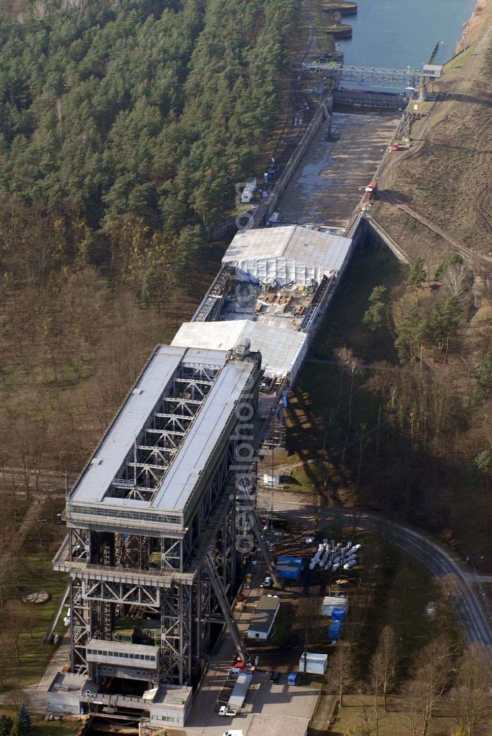 Aerial photograph Niederfinow - Blick auf derzeitige Wartungsarbeiten am Schiffshebewerk Niederfinow mit trockengelegter Kanalbrücke. Das Schiffshebewerk an der Oder-Havel-Wasserstraße ist wegenWartungsarbeiten gesperrt worden. Dieses Jahr dauert die Sperrung bis zum 31. März und damit zwölf statt sechs Wochen, da der Korrosionsschutz an der Kanalbrücke erneuert werden muss. Die Arbeiten finden in 40 Metern Höhe statt und kosten 3,1 Millionen Euro. Der Schiffsfahrstuhl gilt als Engpass auf dem Wasserweg zwischen Berlin und dem Ostseehafen Stettin (Szczecin). Darum ist ein Neubau in Planung, der in voraussichtlich fünf Jahren fertig gestellt sein wird. Das alte Schiffshebewerk hat noch eine so genannte nominale Restnutzungsdauer bis zum Jahr 2025 und bleibt nach dem Neubau des Schiffshebewerkes Niederfinow Nord betriebsbereit erhalten. Das Schiffshebewerk zieht jährlich zwischen 200 000 und 300 000 Besucher an.