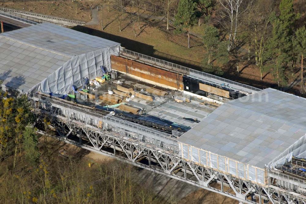 Aerial image Niederfinow - Blick auf derzeitige Wartungsarbeiten am Schiffshebewerk Niederfinow mit trockengelegter Kanalbrücke. Das Schiffshebewerk an der Oder-Havel-Wasserstraße ist wegenWartungsarbeiten gesperrt worden. Dieses Jahr dauert die Sperrung bis zum 31. März und damit zwölf statt sechs Wochen, da der Korrosionsschutz an der Kanalbrücke erneuert werden muss. Die Arbeiten finden in 40 Metern Höhe statt und kosten 3,1 Millionen Euro. Der Schiffsfahrstuhl gilt als Engpass auf dem Wasserweg zwischen Berlin und dem Ostseehafen Stettin (Szczecin). Darum ist ein Neubau in Planung, der in voraussichtlich fünf Jahren fertig gestellt sein wird. Das alte Schiffshebewerk hat noch eine so genannte nominale Restnutzungsdauer bis zum Jahr 2025 und bleibt nach dem Neubau des Schiffshebewerkes Niederfinow Nord betriebsbereit erhalten. Das Schiffshebewerk zieht jährlich zwischen 200 000 und 300 000 Besucher an.