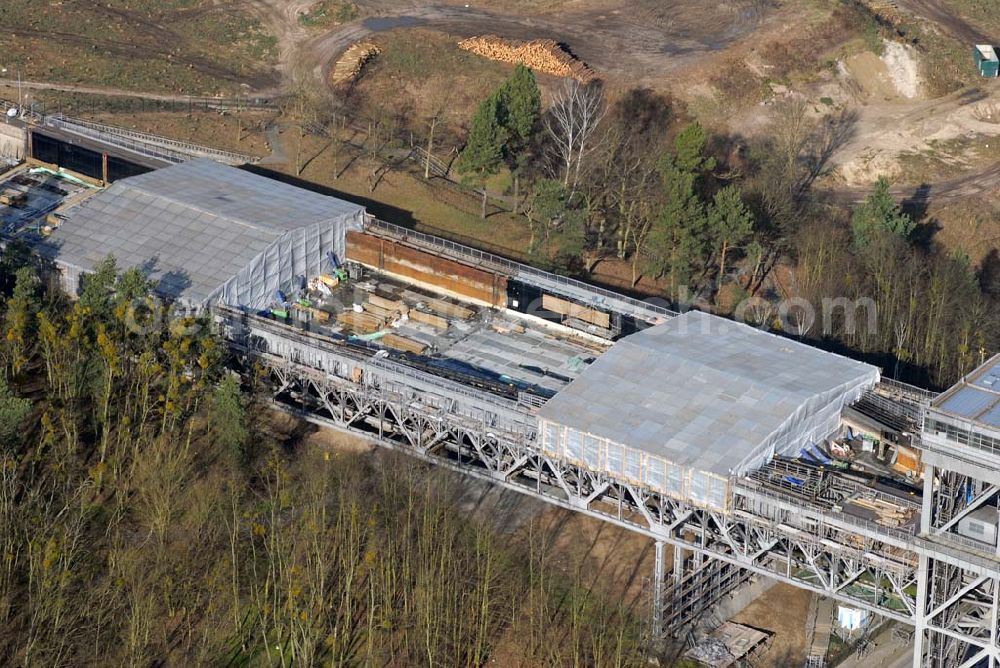 Aerial photograph Niederfinow - Blick auf derzeitige Wartungsarbeiten am Schiffshebewerk Niederfinow mit trockengelegter Kanalbrücke. Das Schiffshebewerk an der Oder-Havel-Wasserstraße ist wegenWartungsarbeiten gesperrt worden. Dieses Jahr dauert die Sperrung bis zum 31. März und damit zwölf statt sechs Wochen, da der Korrosionsschutz an der Kanalbrücke erneuert werden muss. Die Arbeiten finden in 40 Metern Höhe statt und kosten 3,1 Millionen Euro. Der Schiffsfahrstuhl gilt als Engpass auf dem Wasserweg zwischen Berlin und dem Ostseehafen Stettin (Szczecin). Darum ist ein Neubau in Planung, der in voraussichtlich fünf Jahren fertig gestellt sein wird. Das alte Schiffshebewerk hat noch eine so genannte nominale Restnutzungsdauer bis zum Jahr 2025 und bleibt nach dem Neubau des Schiffshebewerkes Niederfinow Nord betriebsbereit erhalten. Das Schiffshebewerk zieht jährlich zwischen 200 000 und 300 000 Besucher an.