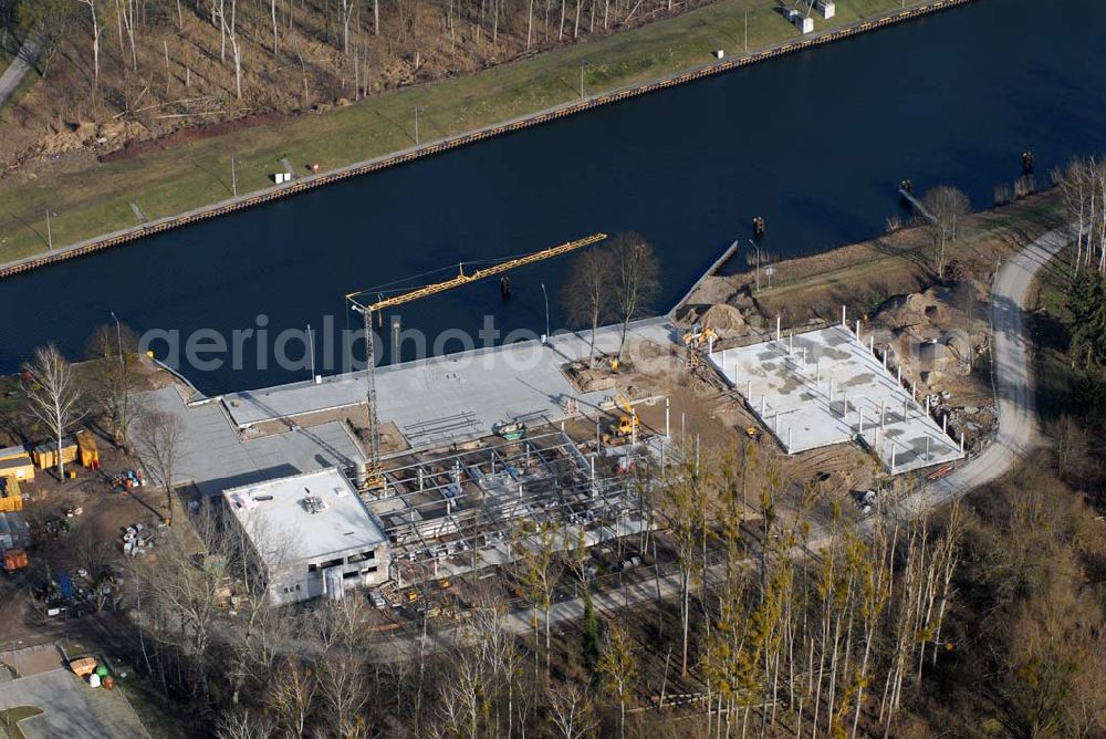 Niederfinow from above - Blick auf derzeitige Wartungsarbeiten am Schiffshebewerk Niederfinow mit trockengelegter Kanalbrücke. Das Schiffshebewerk an der Oder-Havel-Wasserstraße ist wegenWartungsarbeiten gesperrt worden. Dieses Jahr dauert die Sperrung bis zum 31. März und damit zwölf statt sechs Wochen, da der Korrosionsschutz an der Kanalbrücke erneuert werden muss. Die Arbeiten finden in 40 Metern Höhe statt und kosten 3,1 Millionen Euro. Der Schiffsfahrstuhl gilt als Engpass auf dem Wasserweg zwischen Berlin und dem Ostseehafen Stettin (Szczecin). Darum ist ein Neubau in Planung, der in voraussichtlich fünf Jahren fertig gestellt sein wird. Das alte Schiffshebewerk hat noch eine so genannte nominale Restnutzungsdauer bis zum Jahr 2025 und bleibt nach dem Neubau des Schiffshebewerkes Niederfinow Nord betriebsbereit erhalten. Das Schiffshebewerk zieht jährlich zwischen 200 000 und 300 000 Besucher an.