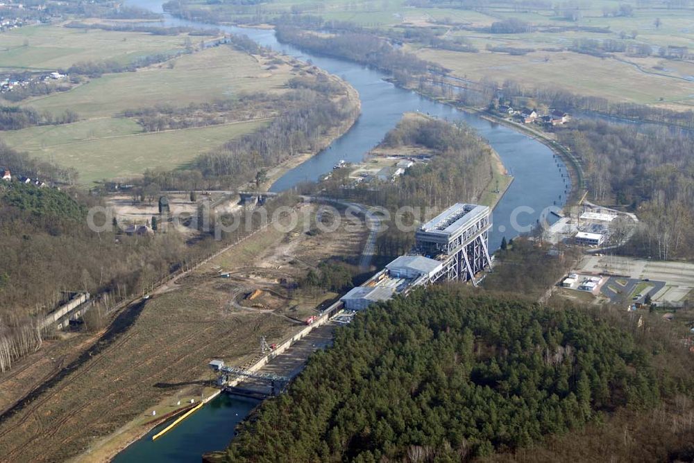 Niederfinow from the bird's eye view: Blick auf derzeitige Wartungsarbeiten am Schiffshebewerk Niederfinow mit trockengelegter Kanalbrücke. Das Schiffshebewerk an der Oder-Havel-Wasserstraße ist wegenWartungsarbeiten gesperrt worden. Dieses Jahr dauert die Sperrung bis zum 31. März und damit zwölf statt sechs Wochen, da der Korrosionsschutz an der Kanalbrücke erneuert werden muss. Die Arbeiten finden in 40 Metern Höhe statt und kosten 3,1 Millionen Euro. Der Schiffsfahrstuhl gilt als Engpass auf dem Wasserweg zwischen Berlin und dem Ostseehafen Stettin (Szczecin). Darum ist ein Neubau in Planung, der in voraussichtlich fünf Jahren fertig gestellt sein wird. Das alte Schiffshebewerk hat noch eine so genannte nominale Restnutzungsdauer bis zum Jahr 2025 und bleibt nach dem Neubau des Schiffshebewerkes Niederfinow Nord betriebsbereit erhalten. Das Schiffshebewerk zieht jährlich zwischen 200 000 und 300 000 Besucher an.