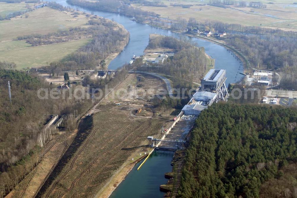 Aerial image Niederfinow - Blick auf derzeitige Wartungsarbeiten am Schiffshebewerk Niederfinow mit trockengelegter Kanalbrücke. Das Schiffshebewerk an der Oder-Havel-Wasserstraße ist wegenWartungsarbeiten gesperrt worden. Dieses Jahr dauert die Sperrung bis zum 31. März und damit zwölf statt sechs Wochen, da der Korrosionsschutz an der Kanalbrücke erneuert werden muss. Die Arbeiten finden in 40 Metern Höhe statt und kosten 3,1 Millionen Euro. Der Schiffsfahrstuhl gilt als Engpass auf dem Wasserweg zwischen Berlin und dem Ostseehafen Stettin (Szczecin). Darum ist ein Neubau in Planung, der in voraussichtlich fünf Jahren fertig gestellt sein wird. Das alte Schiffshebewerk hat noch eine so genannte nominale Restnutzungsdauer bis zum Jahr 2025 und bleibt nach dem Neubau des Schiffshebewerkes Niederfinow Nord betriebsbereit erhalten. Das Schiffshebewerk zieht jährlich zwischen 200 000 und 300 000 Besucher an.