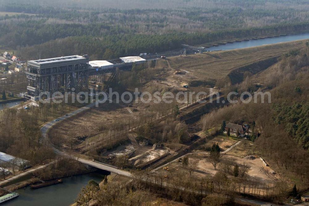 Aerial photograph Niederfinow - Blick auf derzeitige Wartungsarbeiten am Schiffshebewerk Niederfinow mit trockengelegter Kanalbrücke. Das Schiffshebewerk an der Oder-Havel-Wasserstraße ist wegenWartungsarbeiten gesperrt worden. Dieses Jahr dauert die Sperrung bis zum 31. März und damit zwölf statt sechs Wochen, da der Korrosionsschutz an der Kanalbrücke erneuert werden muss. Die Arbeiten finden in 40 Metern Höhe statt und kosten 3,1 Millionen Euro. Der Schiffsfahrstuhl gilt als Engpass auf dem Wasserweg zwischen Berlin und dem Ostseehafen Stettin (Szczecin). Darum ist ein Neubau in Planung, der in voraussichtlich fünf Jahren fertig gestellt sein wird. Das alte Schiffshebewerk hat noch eine so genannte nominale Restnutzungsdauer bis zum Jahr 2025 und bleibt nach dem Neubau des Schiffshebewerkes Niederfinow Nord betriebsbereit erhalten. Das Schiffshebewerk zieht jährlich zwischen 200 000 und 300 000 Besucher an.