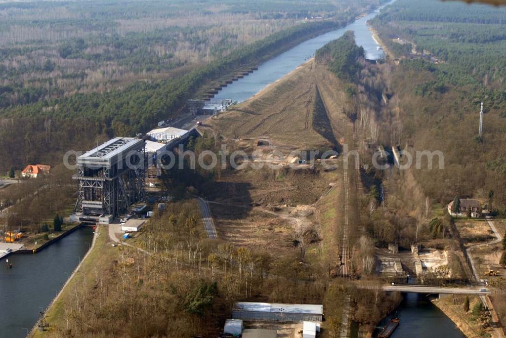 Niederfinow from above - Blick auf derzeitige Wartungsarbeiten am Schiffshebewerk Niederfinow mit trockengelegter Kanalbrücke. Das Schiffshebewerk an der Oder-Havel-Wasserstraße ist wegenWartungsarbeiten gesperrt worden. Dieses Jahr dauert die Sperrung bis zum 31. März und damit zwölf statt sechs Wochen, da der Korrosionsschutz an der Kanalbrücke erneuert werden muss. Die Arbeiten finden in 40 Metern Höhe statt und kosten 3,1 Millionen Euro. Der Schiffsfahrstuhl gilt als Engpass auf dem Wasserweg zwischen Berlin und dem Ostseehafen Stettin (Szczecin). Darum ist ein Neubau in Planung, der in voraussichtlich fünf Jahren fertig gestellt sein wird. Das alte Schiffshebewerk hat noch eine so genannte nominale Restnutzungsdauer bis zum Jahr 2025 und bleibt nach dem Neubau des Schiffshebewerkes Niederfinow Nord betriebsbereit erhalten. Das Schiffshebewerk zieht jährlich zwischen 200 000 und 300 000 Besucher an.