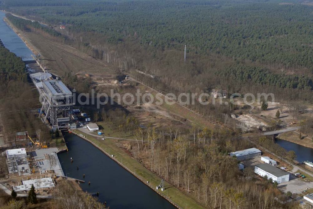 Niederfinow from the bird's eye view: Blick auf derzeitige Wartungsarbeiten am Schiffshebewerk Niederfinow mit trockengelegter Kanalbrücke. Das Schiffshebewerk an der Oder-Havel-Wasserstraße ist wegenWartungsarbeiten gesperrt worden. Dieses Jahr dauert die Sperrung bis zum 31. März und damit zwölf statt sechs Wochen, da der Korrosionsschutz an der Kanalbrücke erneuert werden muss. Die Arbeiten finden in 40 Metern Höhe statt und kosten 3,1 Millionen Euro. Der Schiffsfahrstuhl gilt als Engpass auf dem Wasserweg zwischen Berlin und dem Ostseehafen Stettin (Szczecin). Darum ist ein Neubau in Planung, der in voraussichtlich fünf Jahren fertig gestellt sein wird. Das alte Schiffshebewerk hat noch eine so genannte nominale Restnutzungsdauer bis zum Jahr 2025 und bleibt nach dem Neubau des Schiffshebewerkes Niederfinow Nord betriebsbereit erhalten. Das Schiffshebewerk zieht jährlich zwischen 200 000 und 300 000 Besucher an.