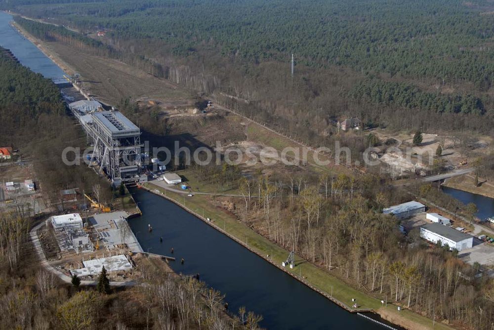 Aerial image Niederfinow - Blick auf derzeitige Wartungsarbeiten am Schiffshebewerk Niederfinow mit trockengelegter Kanalbrücke. Das Schiffshebewerk an der Oder-Havel-Wasserstraße ist wegenWartungsarbeiten gesperrt worden. Dieses Jahr dauert die Sperrung bis zum 31. März und damit zwölf statt sechs Wochen, da der Korrosionsschutz an der Kanalbrücke erneuert werden muss. Die Arbeiten finden in 40 Metern Höhe statt und kosten 3,1 Millionen Euro. Der Schiffsfahrstuhl gilt als Engpass auf dem Wasserweg zwischen Berlin und dem Ostseehafen Stettin (Szczecin). Darum ist ein Neubau in Planung, der in voraussichtlich fünf Jahren fertig gestellt sein wird. Das alte Schiffshebewerk hat noch eine so genannte nominale Restnutzungsdauer bis zum Jahr 2025 und bleibt nach dem Neubau des Schiffshebewerkes Niederfinow Nord betriebsbereit erhalten. Das Schiffshebewerk zieht jährlich zwischen 200 000 und 300 000 Besucher an.