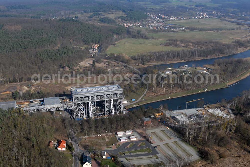 Aerial photograph Niederfinow - Blick auf derzeitige Wartungsarbeiten am Schiffshebewerk Niederfinow mit trockengelegter Kanalbrücke. Das Schiffshebewerk an der Oder-Havel-Wasserstraße ist wegenWartungsarbeiten gesperrt worden. Dieses Jahr dauert die Sperrung bis zum 31. März und damit zwölf statt sechs Wochen, da der Korrosionsschutz an der Kanalbrücke erneuert werden muss. Die Arbeiten finden in 40 Metern Höhe statt und kosten 3,1 Millionen Euro. Der Schiffsfahrstuhl gilt als Engpass auf dem Wasserweg zwischen Berlin und dem Ostseehafen Stettin (Szczecin). Darum ist ein Neubau in Planung, der in voraussichtlich fünf Jahren fertig gestellt sein wird. Das alte Schiffshebewerk hat noch eine so genannte nominale Restnutzungsdauer bis zum Jahr 2025 und bleibt nach dem Neubau des Schiffshebewerkes Niederfinow Nord betriebsbereit erhalten. Das Schiffshebewerk zieht jährlich zwischen 200 000 und 300 000 Besucher an.