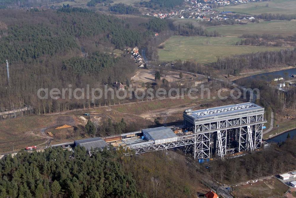 Niederfinow from above - Blick auf derzeitige Wartungsarbeiten am Schiffshebewerk Niederfinow mit trockengelegter Kanalbrücke. Das Schiffshebewerk an der Oder-Havel-Wasserstraße ist wegenWartungsarbeiten gesperrt worden. Dieses Jahr dauert die Sperrung bis zum 31. März und damit zwölf statt sechs Wochen, da der Korrosionsschutz an der Kanalbrücke erneuert werden muss. Die Arbeiten finden in 40 Metern Höhe statt und kosten 3,1 Millionen Euro. Der Schiffsfahrstuhl gilt als Engpass auf dem Wasserweg zwischen Berlin und dem Ostseehafen Stettin (Szczecin). Darum ist ein Neubau in Planung, der in voraussichtlich fünf Jahren fertig gestellt sein wird. Das alte Schiffshebewerk hat noch eine so genannte nominale Restnutzungsdauer bis zum Jahr 2025 und bleibt nach dem Neubau des Schiffshebewerkes Niederfinow Nord betriebsbereit erhalten. Das Schiffshebewerk zieht jährlich zwischen 200 000 und 300 000 Besucher an.