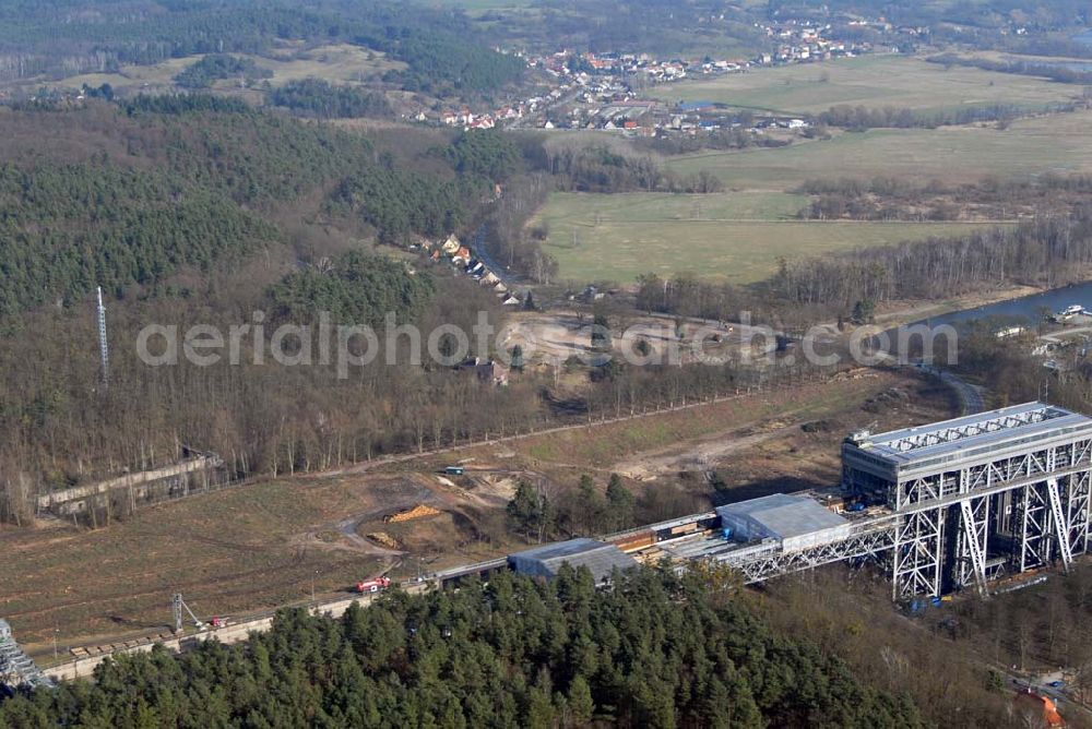 Niederfinow from the bird's eye view: Blick auf derzeitige Wartungsarbeiten am Schiffshebewerk Niederfinow mit trockengelegter Kanalbrücke. Das Schiffshebewerk an der Oder-Havel-Wasserstraße ist wegenWartungsarbeiten gesperrt worden. Dieses Jahr dauert die Sperrung bis zum 31. März und damit zwölf statt sechs Wochen, da der Korrosionsschutz an der Kanalbrücke erneuert werden muss. Die Arbeiten finden in 40 Metern Höhe statt und kosten 3,1 Millionen Euro. Der Schiffsfahrstuhl gilt als Engpass auf dem Wasserweg zwischen Berlin und dem Ostseehafen Stettin (Szczecin). Darum ist ein Neubau in Planung, der in voraussichtlich fünf Jahren fertig gestellt sein wird. Das alte Schiffshebewerk hat noch eine so genannte nominale Restnutzungsdauer bis zum Jahr 2025 und bleibt nach dem Neubau des Schiffshebewerkes Niederfinow Nord betriebsbereit erhalten. Das Schiffshebewerk zieht jährlich zwischen 200 000 und 300 000 Besucher an.