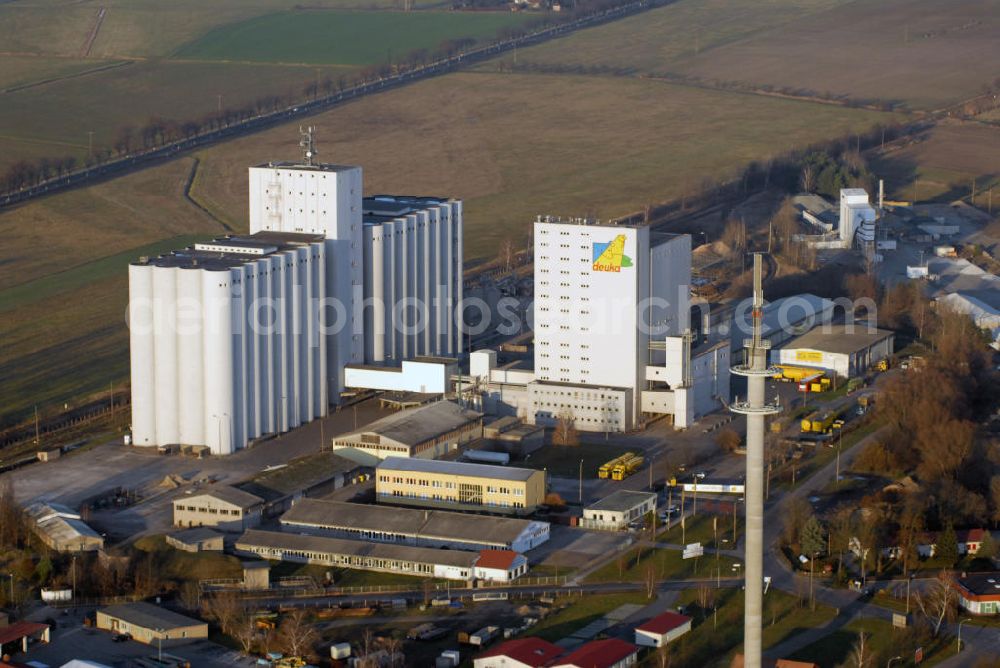 Aerial image Herzberg / Elster - Blick auf das Deuka Werk in Herzberg/Elster. Das Herzberger deuka Werk mit seinen mächtigen Getreidesilos ist ein markanter Punkt im südlichen Brandenburg. 1992 wurde es in die Reihen der deuka Werke aufgenommen und produziert die gesamte deuka Palette für die Tierhalter in Brandenburg und Sachsen. (Osterodaer Str. 8, 04916 Herzberg, Tel.: (03535) 484 - 0, Fax: (03535) 3138,