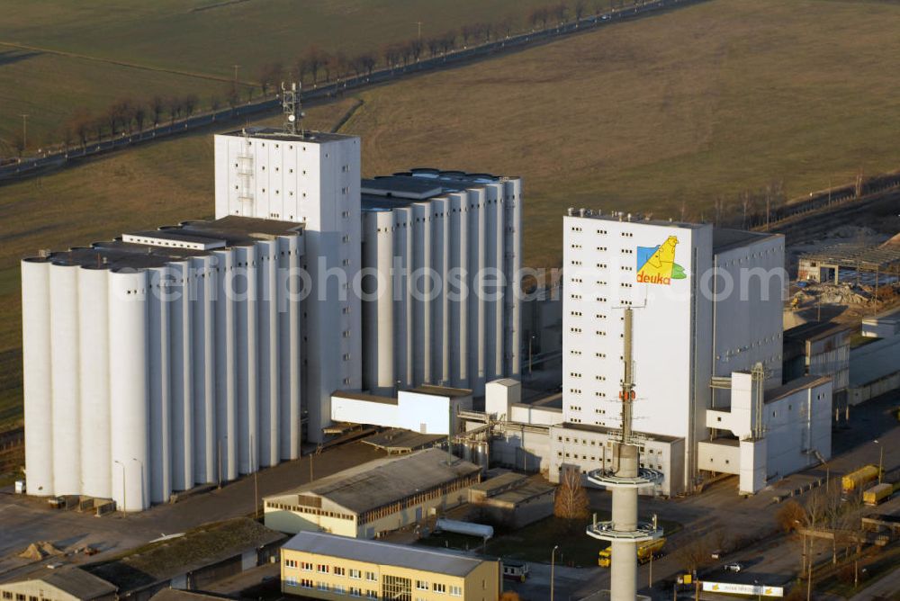 Herzberg / Elster from above - Blick auf das Deuka Werk in Herzberg/Elster. Das Herzberger deuka Werk mit seinen mächtigen Getreidesilos ist ein markanter Punkt im südlichen Brandenburg. 1992 wurde es in die Reihen der deuka Werke aufgenommen und produziert die gesamte deuka Palette für die Tierhalter in Brandenburg und Sachsen. (Osterodaer Str. 8, 04916 Herzberg, Tel.: (03535) 484 - 0, Fax: (03535) 3138,