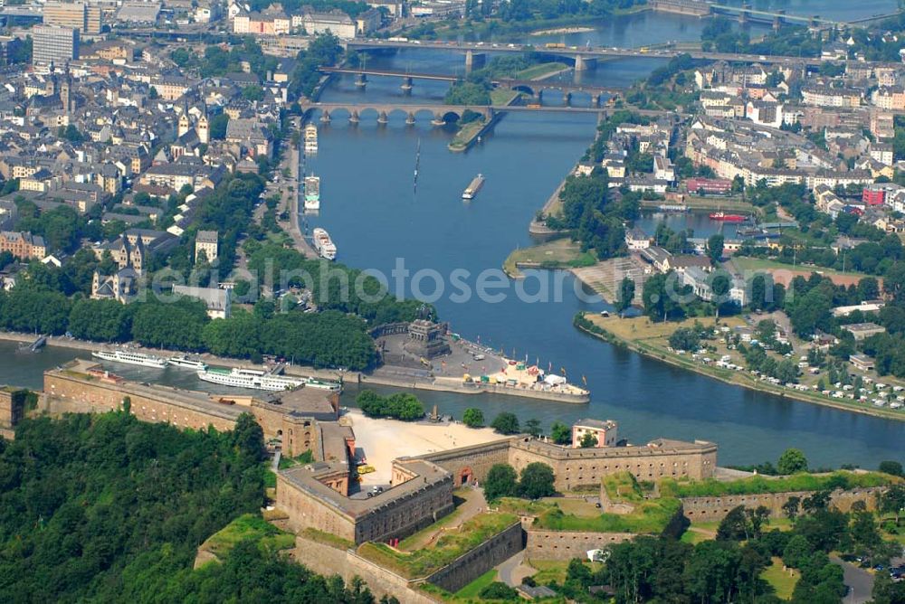 Koblenz from above - Blick auf das Deutsche Eck und die Festung Ehrenbreitstein in Koblenz. Am Deutschen Eck fließt die Mosel in den Rhein. Dies hat der mittlerweile über 2000 Jahre alten Stadt Koblenz (lat.: confluentes) seinen Namen gegeben. Die Festung Ehrenbreitsten wurde im 16. Jhd. errichtet.