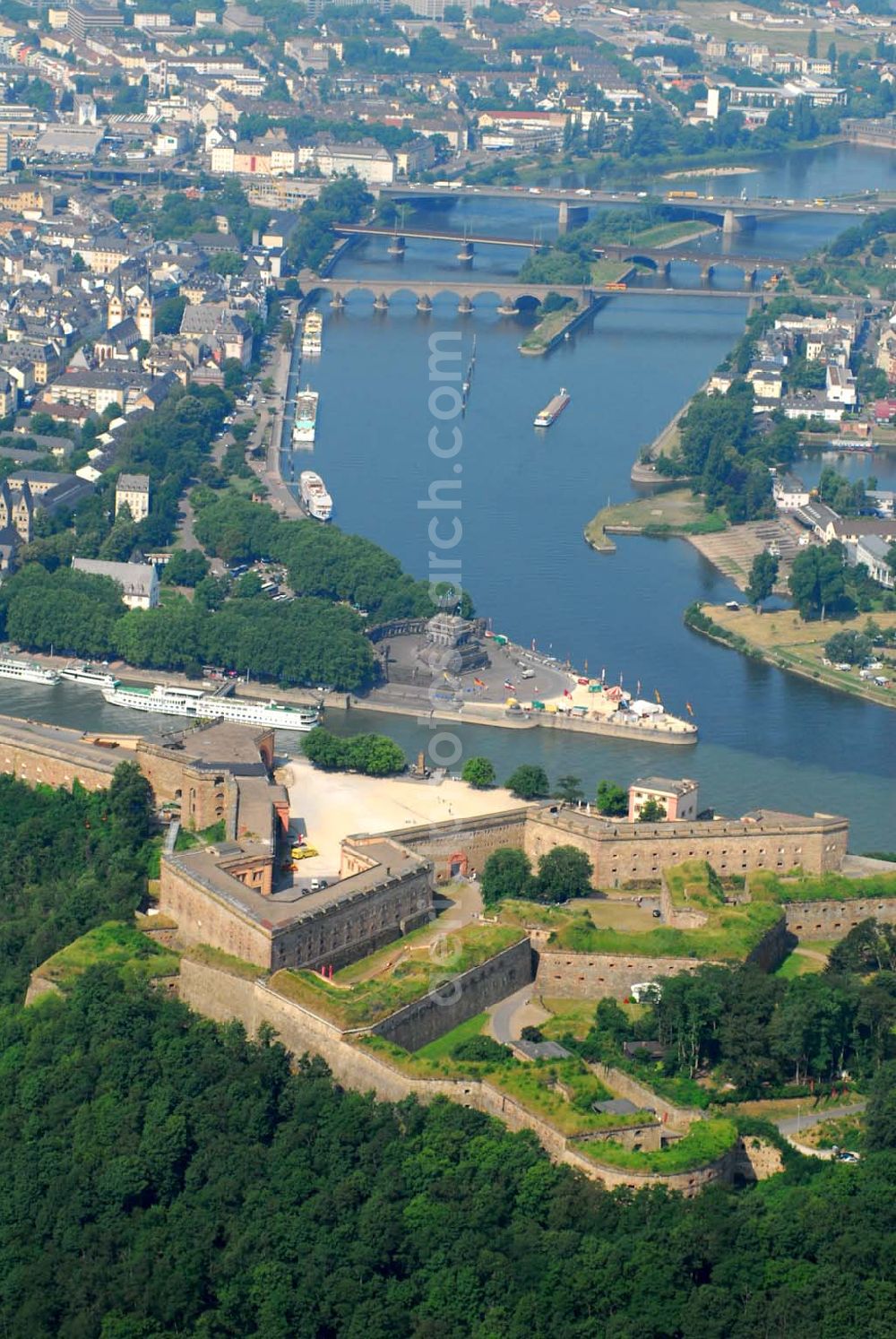 Koblenz from the bird's eye view: Blick auf das Deutsche Eck und die Festung Ehrenbreitstein in Koblenz. Am Deutschen Eck fließt die Mosel in den Rhein. Dies hat der mittlerweile über 2000 Jahre alten Stadt Koblenz (lat.: confluentes) seinen Namen gegeben. Die Festung Ehrenbreitsten wurde im 16. Jhd. errichtet.