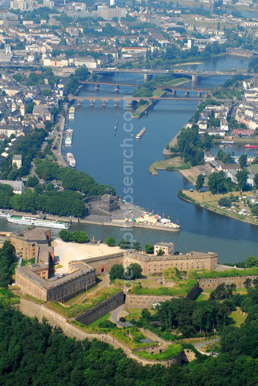 Aerial image Koblenz - Blick auf das Deutsche Eck und die Festung Ehrenbreitstein in Koblenz. Am Deutschen Eck fließt die Mosel in den Rhein. Dies hat der mittlerweile über 2000 Jahre alten Stadt Koblenz (lat.: confluentes) seinen Namen gegeben. Die Festung Ehrenbreitsten wurde im 16. Jhd. errichtet.