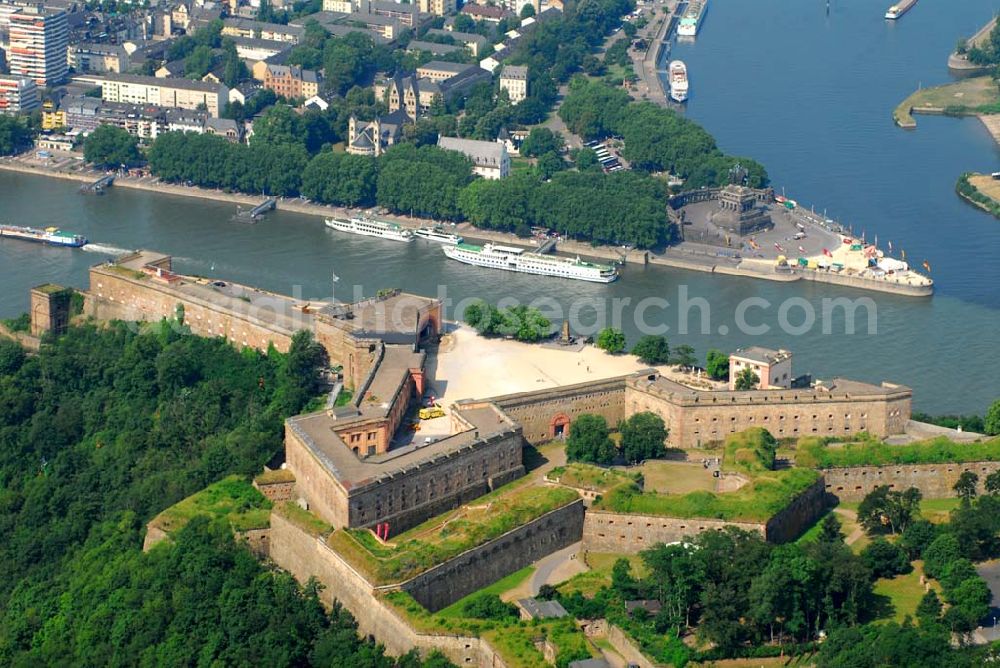 Koblenz from above - Blick auf das Deutsche Eck und die Festung Ehrenbreitstein in Koblenz. Am Deutschen Eck fließt die Mosel in den Rhein. Dies hat der mittlerweile über 2000 Jahre alten Stadt Koblenz (lat.: confluentes) seinen Namen gegeben. Die Festung Ehrenbreitsten wurde im 16. Jhd. errichtet.