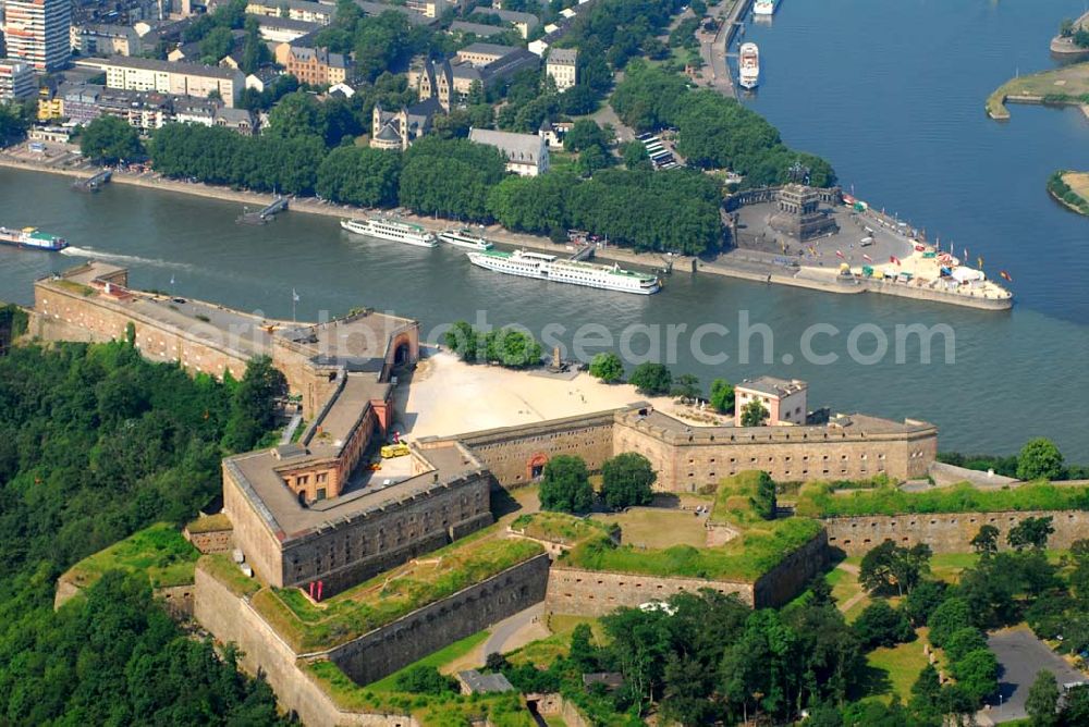 Koblenz from the bird's eye view: Blick auf das Deutsche Eck und die Festung Ehrenbreitstein in Koblenz. Am Deutschen Eck fließt die Mosel in den Rhein. Dies hat der mittlerweile über 2000 Jahre alten Stadt Koblenz (lat.: confluentes) seinen Namen gegeben. Die Festung Ehrenbreitsten wurde im 16. Jhd. errichtet.