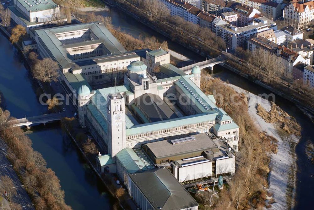 München from above - , Blick auf das Deutsche Museum. Das Deutsche Museum in München ist mit ca. 28.000 ausgestellten Objekten aus rund 50 Bereichen der Naturwissenschaften und der Technik das größte naturwissenschaftlich-technische Museum der Welt. Der umfangreiche Bestand an wertvollen technischen und naturwissenschaftlichen Originalexponaten wird jährlich von ca. 1,5 Millionen Menschen besucht. Deutsches Museum, Museumsinsel 1, 80538 München, Telefon: (089) 21791, Fax: (089) 2179 324, information@deutsches-museum.de