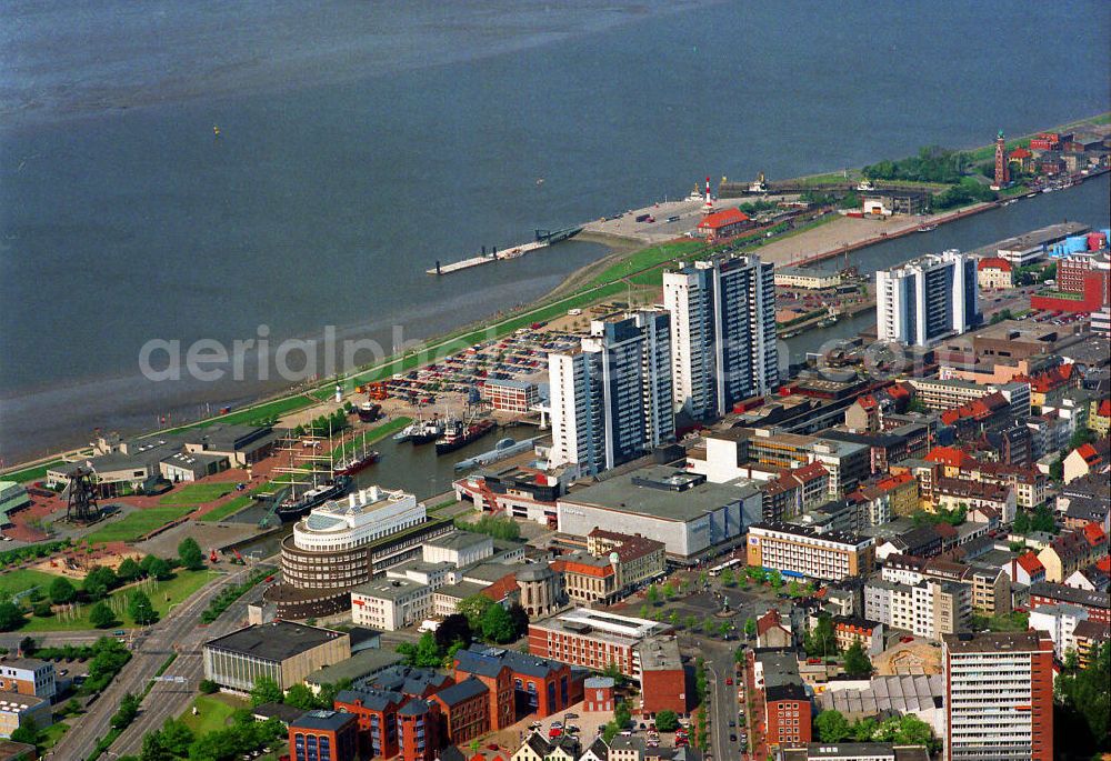 Aerial image Bremerhaven - Blick auf das Deutsche Schiffahrtsmuseum an der Columbiastraße. Dieses Museum besteht aus dem Rundbau und der Außenanlage, dem alten Richtfunk- und Radarturm, sowie einem U-Boot. View of the German Maritime Museum at Columbia Street in Bremerhaven.