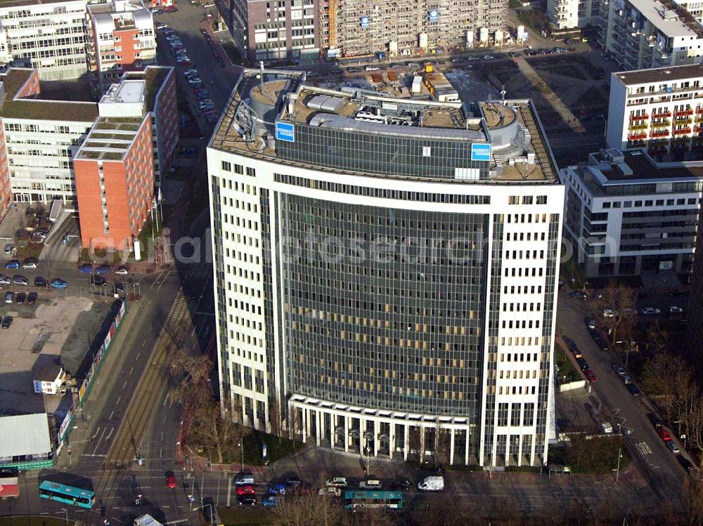 Frankfurt Main / Hessen from above - : Die Deutschlandzentrale von American Express. Höhe(m) : 245; Etagen: 17 ; Nutzfl.(qm) : 22850; Errichtungsjahr: 1993; Adresse: Theodor-Heuss-Allee 112 ; Architekt: Novotny, Mähner & Ass. (Offenbach); Baustil:Postmodern