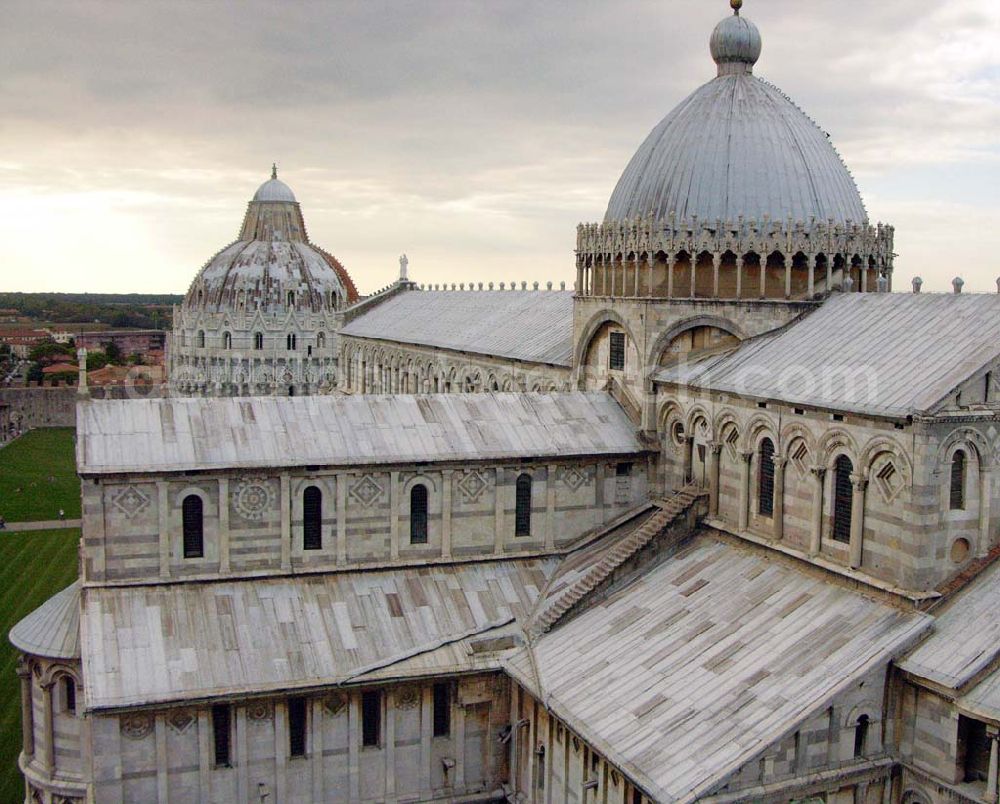 Aerial image Pisa - 20.09.2005 Pisa; Der Dom Santa Maria Assunta ist eine Kirche in Pisa, zu der der weltweit berühmte Schiefe Turm von Pisa gehört. Der Dom steht auf dem weitläufigen, grünleuchtenden Rasenplatz der Piazza del Duomo. Papst Gelasius II. weihte 1118 den damals noch unvollendeten Dom ein. Buscheto di Giovanni Giudice begann mit dem Bau des Doms im Jahre 1063 auf dem Schwemmboden vor der alten Stadtmauer.