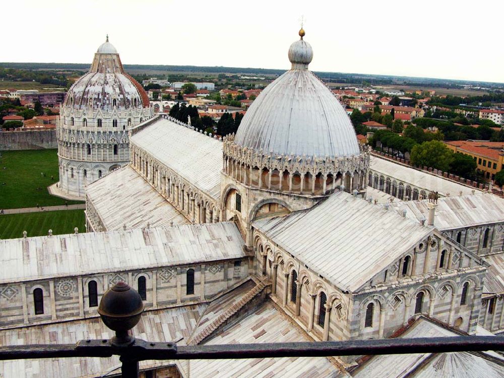 Aerial photograph Pisa - 20.09.2005 Pisa; Der Dom Santa Maria Assunta ist eine Kirche in Pisa, zu der der weltweit berühmte Schiefe Turm von Pisa gehört. Der Dom steht auf dem weitläufigen, grünleuchtenden Rasenplatz der Piazza del Duomo. Papst Gelasius II. weihte 1118 den damals noch unvollendeten Dom ein. Buscheto di Giovanni Giudice begann mit dem Bau des Doms im Jahre 1063 auf dem Schwemmboden vor der alten Stadtmauer.