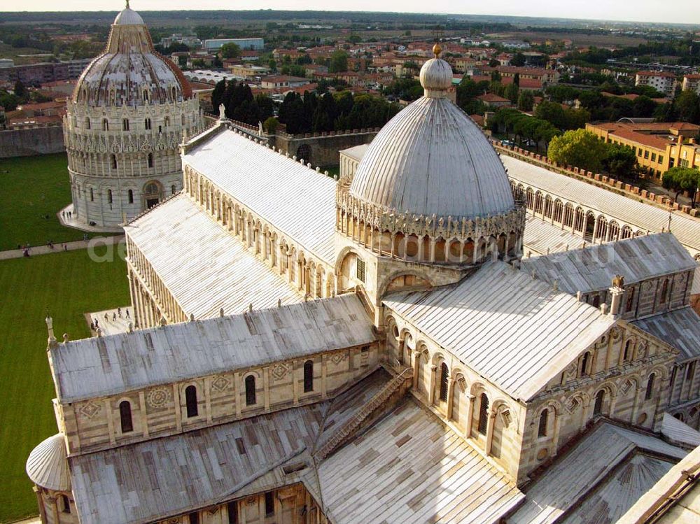 Pisa from above - 20.09.2005 Pisa; Der Dom Santa Maria Assunta ist eine Kirche in Pisa, zu der der weltweit berühmte Schiefe Turm von Pisa gehört. Der Dom steht auf dem weitläufigen, grünleuchtenden Rasenplatz der Piazza del Duomo. Papst Gelasius II. weihte 1118 den damals noch unvollendeten Dom ein. Buscheto di Giovanni Giudice begann mit dem Bau des Doms im Jahre 1063 auf dem Schwemmboden vor der alten Stadtmauer.