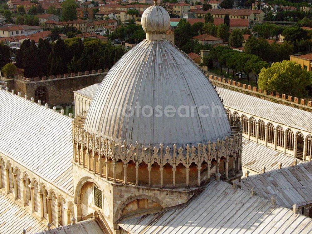 Pisa from the bird's eye view: 20.09.2005 Pisa; Der Dom Santa Maria Assunta ist eine Kirche in Pisa, zu der der weltweit berühmte Schiefe Turm von Pisa gehört. Der Dom steht auf dem weitläufigen, grünleuchtenden Rasenplatz der Piazza del Duomo. Papst Gelasius II. weihte 1118 den damals noch unvollendeten Dom ein. Buscheto di Giovanni Giudice begann mit dem Bau des Doms im Jahre 1063 auf dem Schwemmboden vor der alten Stadtmauer.