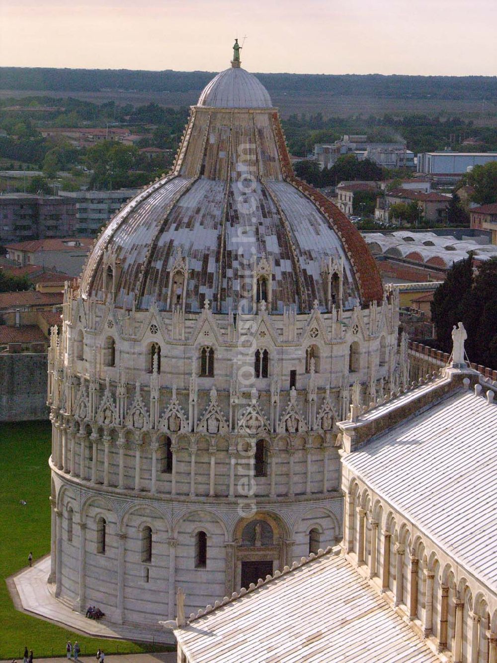 Aerial image Pisa - 20.09.2005 Pisa; Der Dom Santa Maria Assunta ist eine Kirche in Pisa, zu der der weltweit berühmte Schiefe Turm von Pisa gehört. Der Dom steht auf dem weitläufigen, grünleuchtenden Rasenplatz der Piazza del Duomo. Papst Gelasius II. weihte 1118 den damals noch unvollendeten Dom ein. Buscheto di Giovanni Giudice begann mit dem Bau des Doms im Jahre 1063 auf dem Schwemmboden vor der alten Stadtmauer.