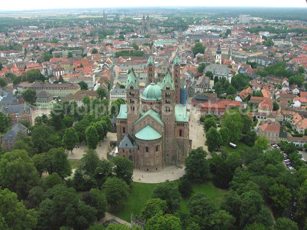 Aerial photograph Speyer / Rheinland-Pfalz - Blick auf den Dom zu Speyer.Von Kaisern erbaut und von Kaisern als letzte Ruhestätte ausersehen, Symbol ihrer Macht. Unter dem salischen Kaiser Konrad II. wurde um 1030 mit dem Bau begonnen und 1061 konnte die Kirche geweiht werden. Europäische Stiftung Kaiserdom zu Speyer Geschäftsstelle (Bischöfliches Ordinariat) Kleine Pfaffengasse 16, 67346 Speyer Telefon: 06232 /102-397 (vormittags) Telefax: 06232 / 102-352 email:stiftung-kaiserdom@bistum-speyer.de