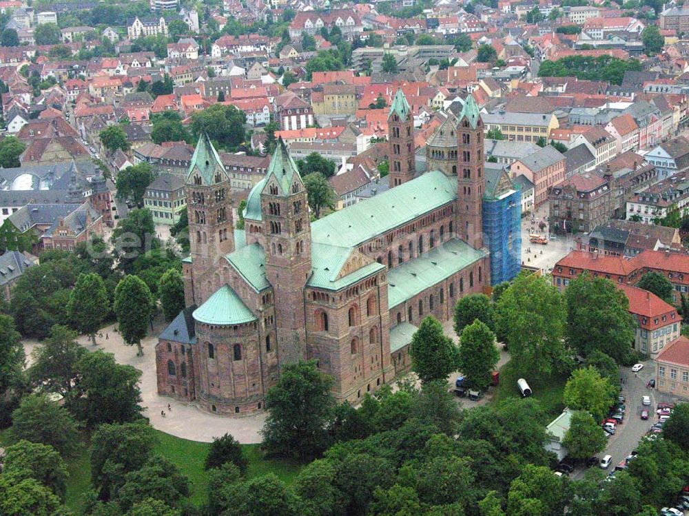 Speyer / Rheinland-Pfalz from above - Blick auf den Dom zu Speyer.Von Kaisern erbaut und von Kaisern als letzte Ruhestätte ausersehen, Symbol ihrer Macht. Unter dem salischen Kaiser Konrad II. wurde um 1030 mit dem Bau begonnen und 1061 konnte die Kirche geweiht werden. Europäische Stiftung Kaiserdom zu Speyer Geschäftsstelle (Bischöfliches Ordinariat) Kleine Pfaffengasse 16, 67346 Speyer Telefon: 06232 /102-397 (vormittags) Telefax: 06232 / 102-352 email:stiftung-kaiserdom@bistum-speyer.de