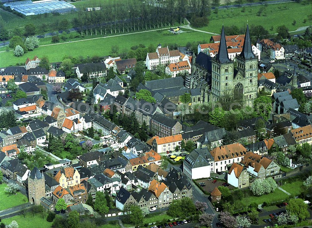 Aerial image Xanten - Blick auf den Dom St. Viktor. Nach Kriegszerstörungen dauerte es Jahrzehnte, bis die beiden Türme das flache niederrheinische Land wieder beherrschten. Links unten das Klever Tor. View of the Cathedral of St. Victorin Xanten.