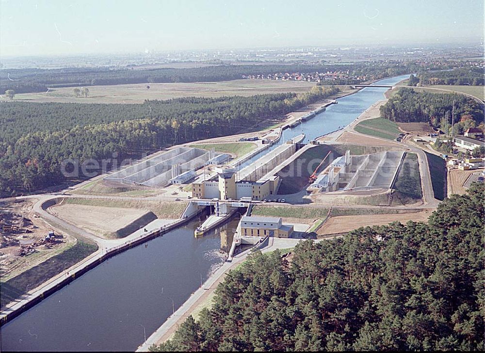 Hohenwarthe / Sachsen Anhalt from the bird's eye view: 14.10.2003 Blick auf die Doppelschleuse Hohenwarthe