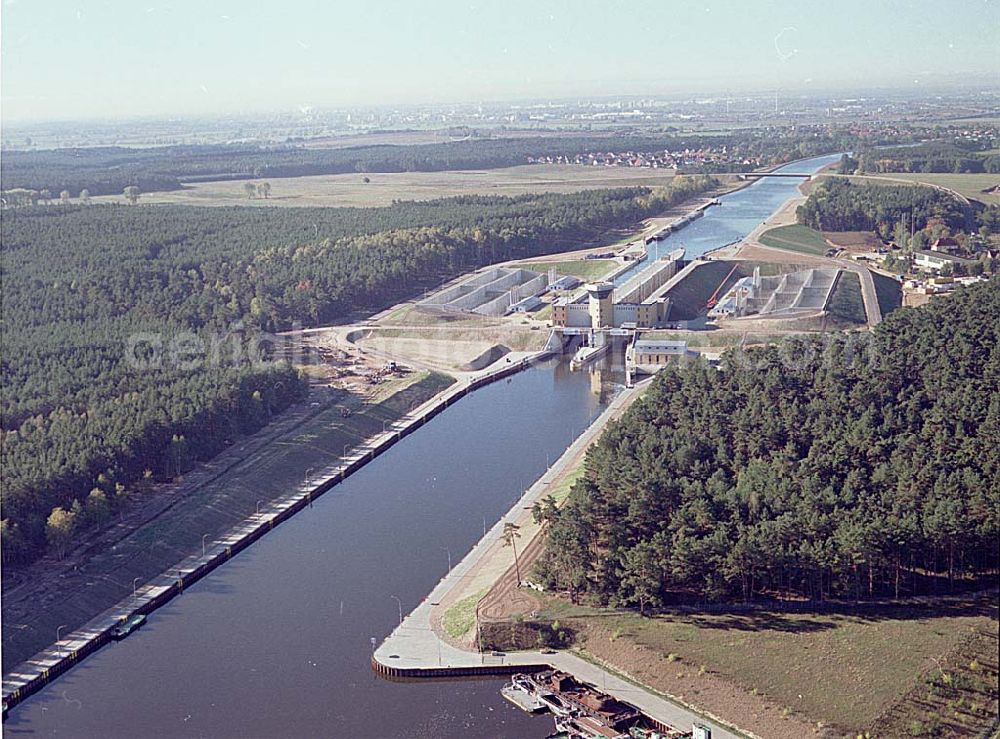 Hohenwarthe / Sachsen Anhalt from the bird's eye view: 14.10.2003 Blick auf die Doppelschleuse Hohenwarthe