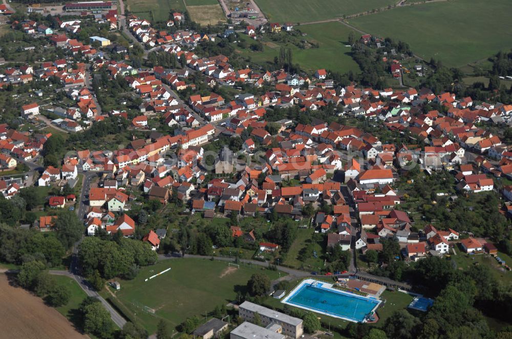 Wölfis from the bird's eye view: Blick auf das Dorf Wölfis. Es gehört zur Gemeinde Ohrdruf im Landkreis Gotha in Thüringen. Ursprünglich war das Dorf reines Agrargebiet, viel Industrie gibt es auch heute nicht. Wölfis ist vor allem wegen seiner Blasmusik bekannt und hat daher den Namen singendes klingendes Dorf.