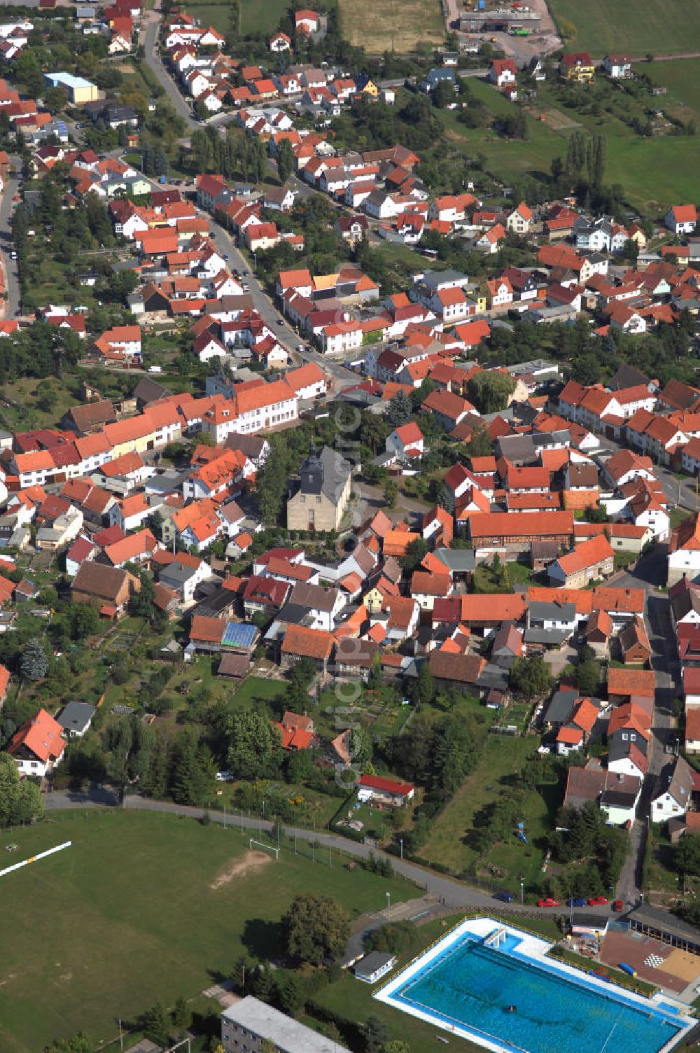 Aerial image Wölfis - Blick auf das Dorf Wölfis. Es gehört zur Gemeinde Ohrdruf im Landkreis Gotha in Thüringen. Ursprünglich war das Dorf reines Agrargebiet, viel Industrie gibt es auch heute nicht. Wölfis ist vor allem wegen seiner Blasmusik bekannt und hat daher den Namen singendes klingendes Dorf.