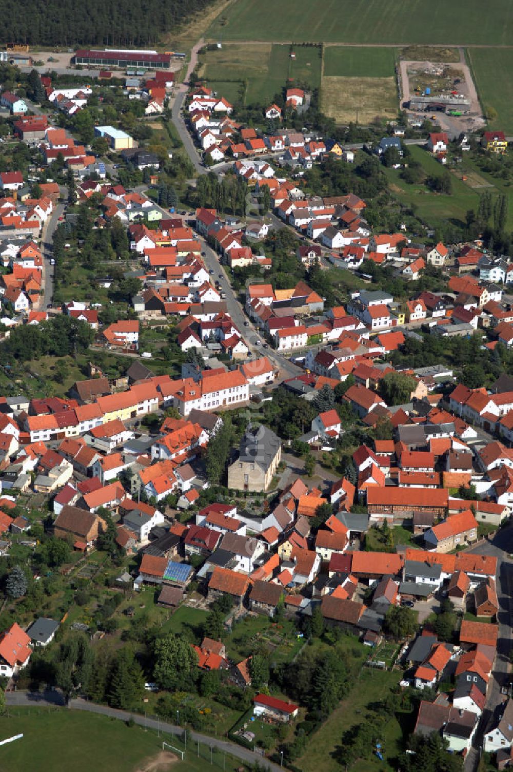 Aerial photograph Wölfis - Blick auf das Dorf Wölfis. Es gehört zur Gemeinde Ohrdruf im Landkreis Gotha in Thüringen. Ursprünglich war das Dorf reines Agrargebiet, viel Industrie gibt es auch heute nicht. Wölfis ist vor allem wegen seiner Blasmusik bekannt und hat daher den Namen singendes klingendes Dorf.