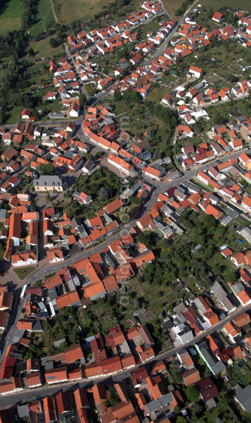 Wölfis from the bird's eye view: Blick auf das Dorf Wölfis. Es gehört zur Gemeinde Ohrdruf im Landkreis Gotha in Thüringen. Ursprünglich war das Dorf reines Agrargebiet, viel Industrie gibt es auch heute nicht. Wölfis ist vor allem wegen seiner Blasmusik bekannt und hat daher den Namen singendes klingendes Dorf.