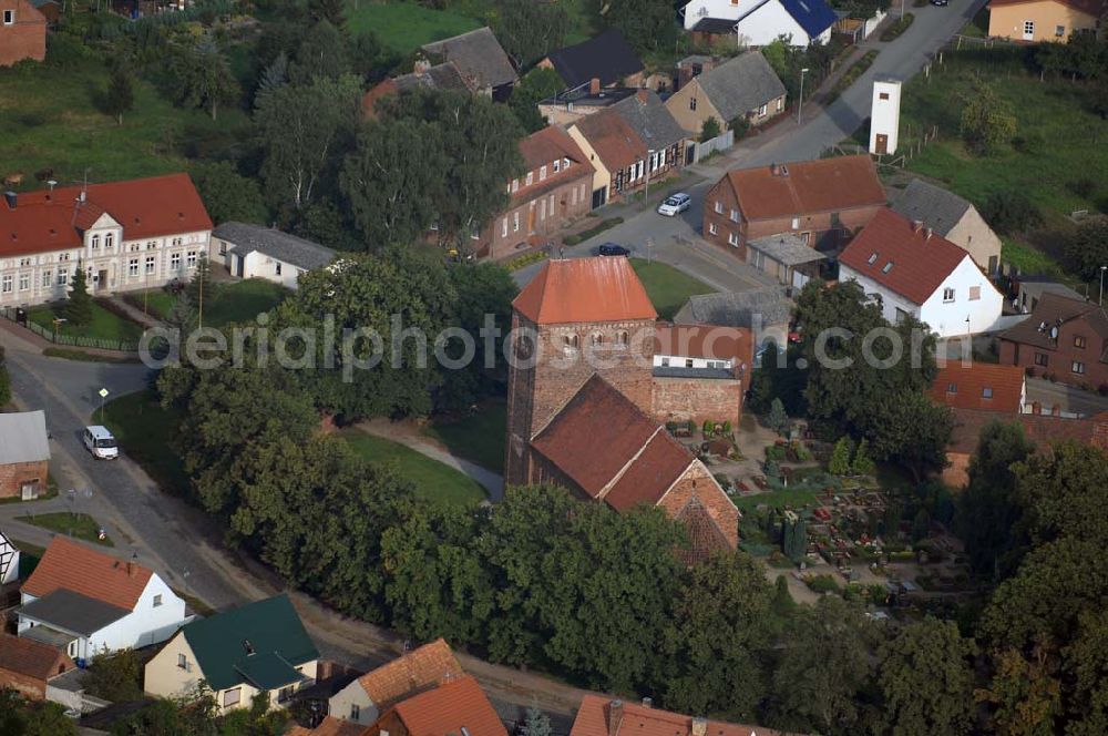 Redekin from above - Blick auf die Dorfkirche. Sie ist eine der Kirchen, die zur Straße der Romanik zählt. Diese Straße verbindet die Dome, Burgen, Klöster und Kirchen, die in der Zeit vom 10. bis Mitte des 13. Jahrhundert entstanden, und somit ein Zeichen der Christianisierung sind. Kontakt: Pfarrerin i. R. Schwarzkopf, Wilhelm-Külz-Straße 9, 39319 Redekin, Tel.: 039341-50108