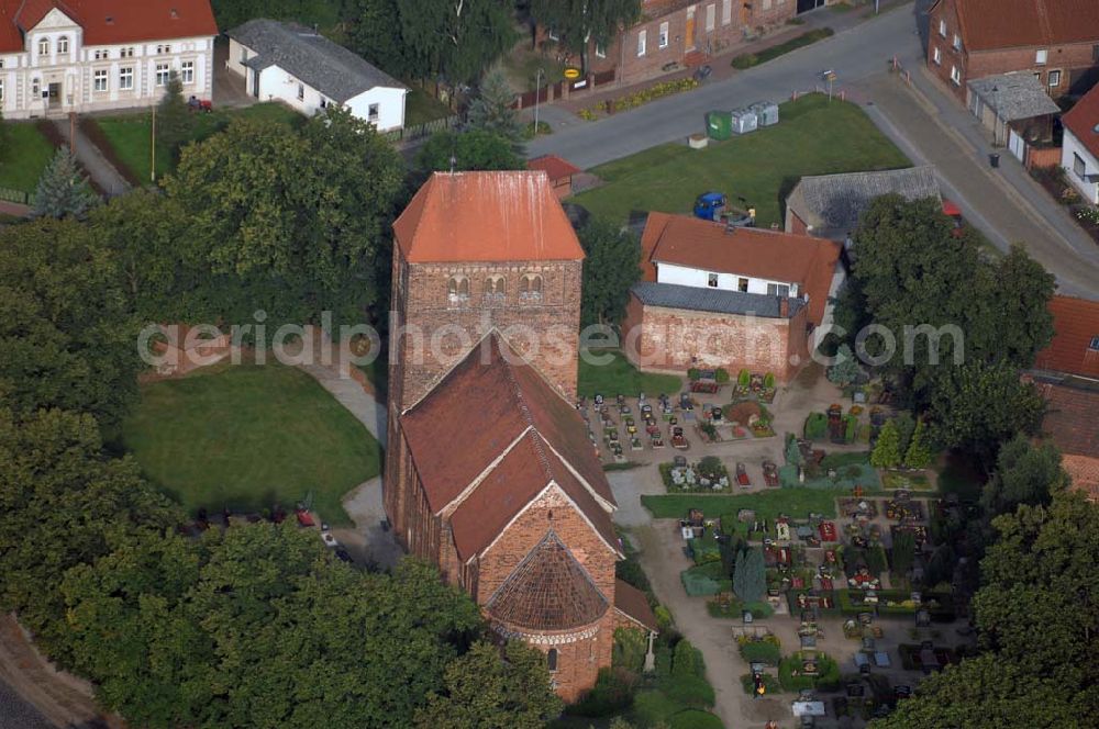 Redekin from the bird's eye view: Blick auf die Dorfkirche. Sie ist eine der Kirchen, die zur Straße der Romanik zählt. Diese Straße verbindet die Dome, Burgen, Klöster und Kirchen, die in der Zeit vom 10. bis Mitte des 13. Jahrhundert entstanden, und somit ein Zeichen der Christianisierung sind. Kontakt: Pfarrerin i. R. Schwarzkopf, Wilhelm-Külz-Straße 9, 39319 Redekin, Tel.: 039341-50108