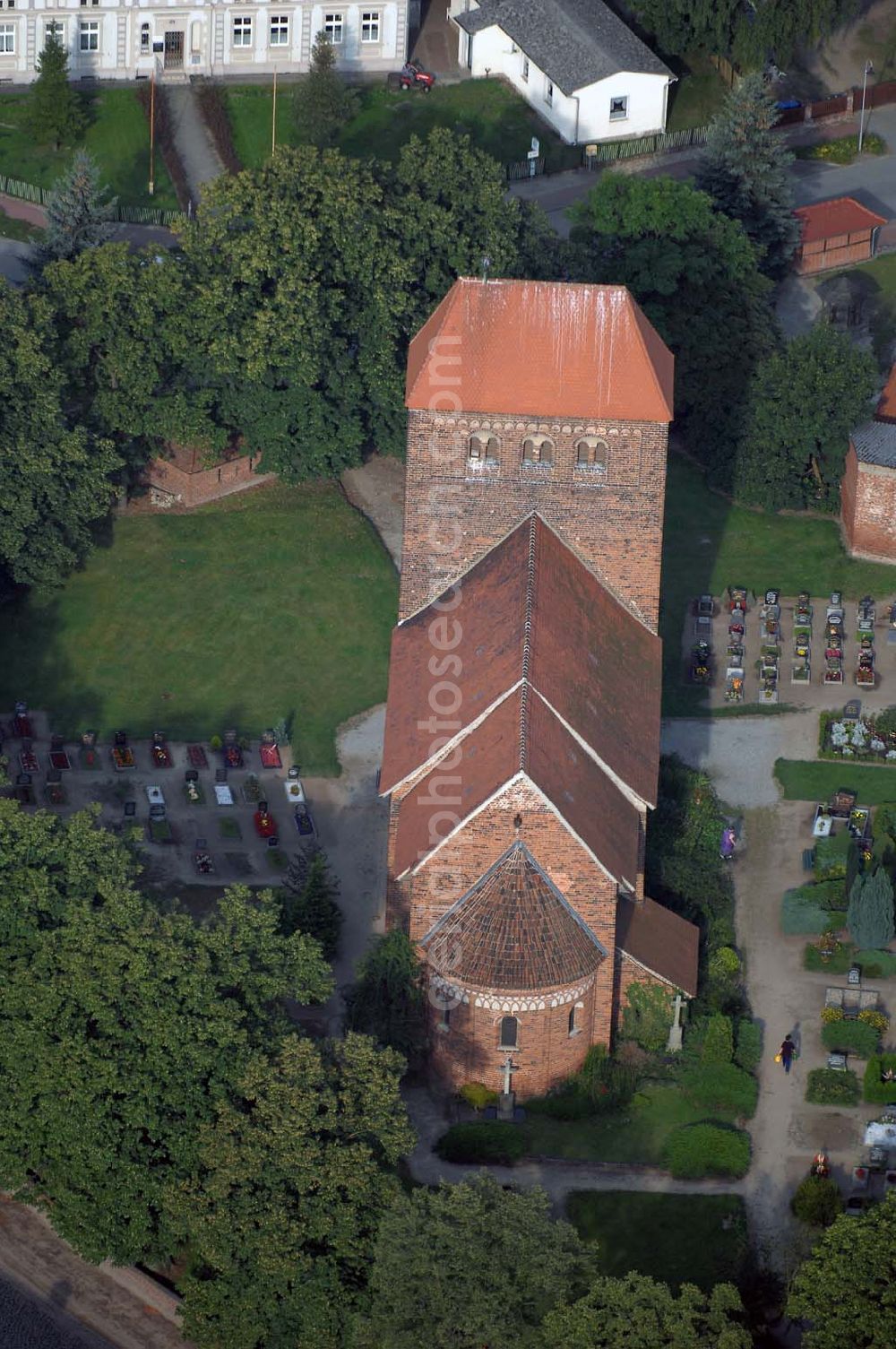 Aerial image Redekin - Blick auf die Dorfkirche. Sie ist eine der Kirchen, die zur Straße der Romanik zählt. Diese Straße verbindet die Dome, Burgen, Klöster und Kirchen, die in der Zeit vom 10. bis Mitte des 13. Jahrhundert entstanden, und somit ein Zeichen der Christianisierung sind. Kontakt: Pfarrerin i. R. Schwarzkopf, Wilhelm-Külz-Straße 9, 39319 Redekin, Tel.: 039341-50108